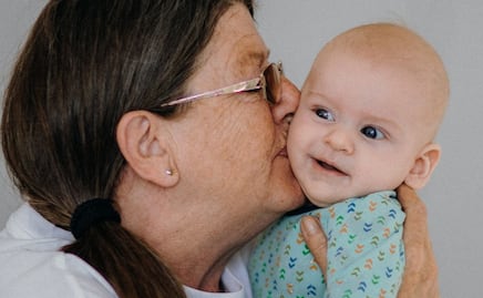 "No soy una guardería", abuela cobra 15 dólares por cuidar a su nieto