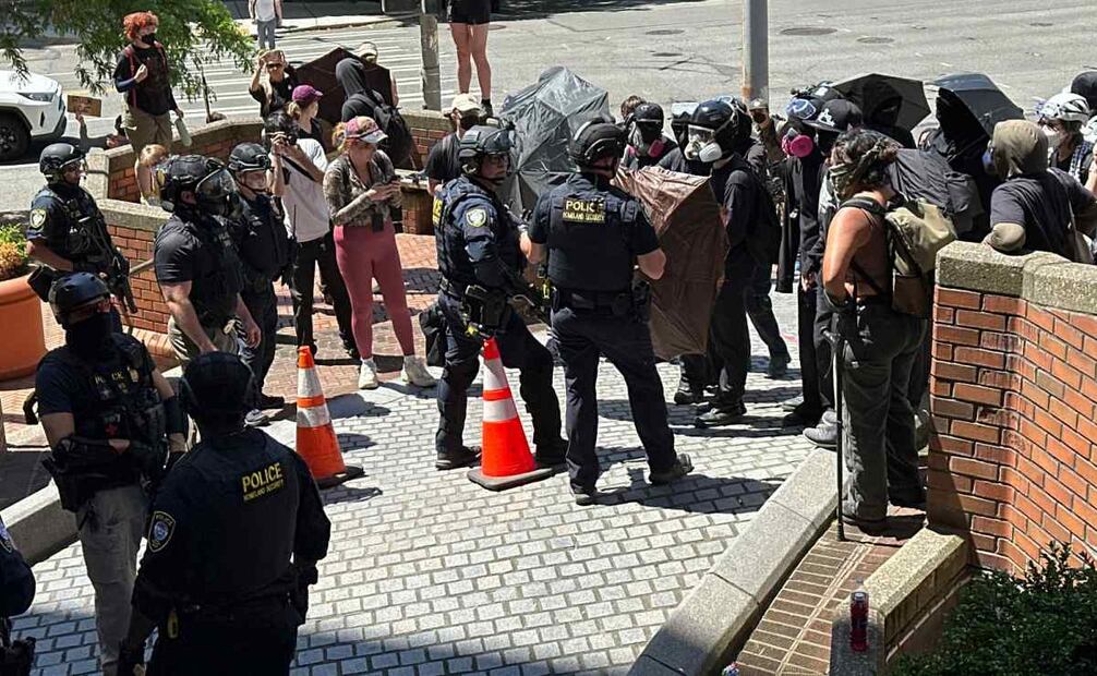 Manifestantes se enfrentan a agentes del Servicio Federal de Protección ante una salida bloqueada en el Tribunal de Inmigración. (10/06/25) Foto: AP