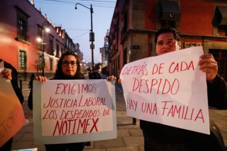 Extrabajadores de Notimex protestan afuera de Palacio Nacional