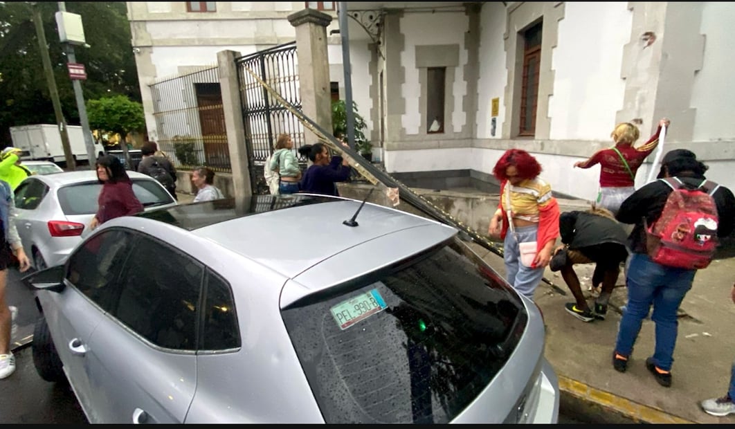 Integrantes de la comunidad trans que pedían se reconozca sus derechos quemaron señalamientos viales y tiraron la reja perimetral de la Secretaría de Gobernación en la Ciudad de México, el 28 de junio de 2025. Foto: Juan Carlos Williams