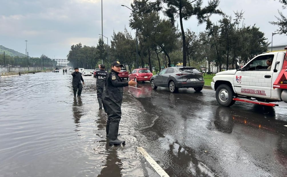 Destapan coladeras en Calzada Ignacio Zaragoza para evitar vehículos varados; Policía Ribereña actúa ante encharcamientos. Foto: Especial