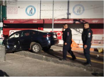 VIDEO: Chocan 2 autos en Eje Central y uno termina en la entrada del Metro Obrera; hay 1 detenido