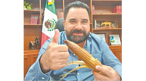 Para mostrar fin de la corrupción, priista se echa un taco de asfalto