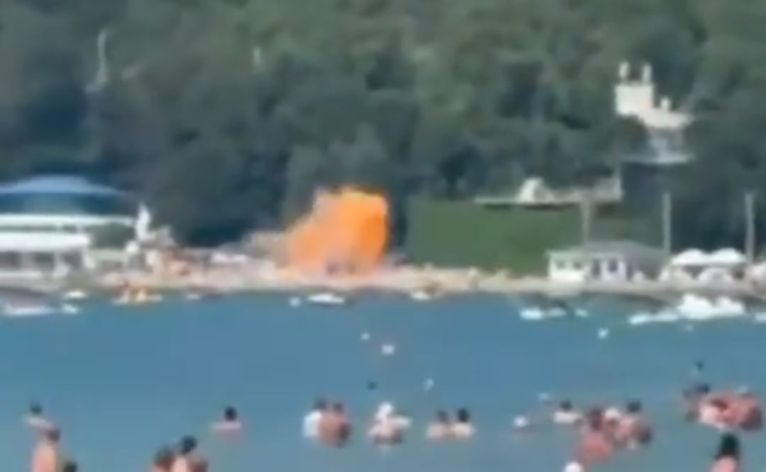 Captura de video que muestra el momento en que un dron explotó en una playa rusa. (03/08/26) Foto: Captura de video