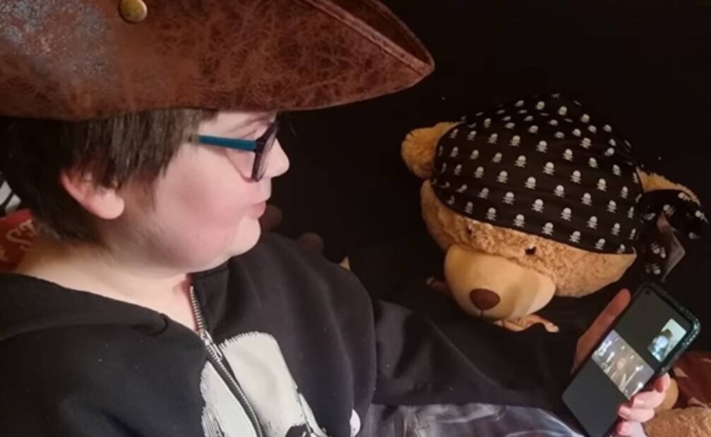 Johnny Depp se vuelve a vestir de Jack Sparrow y sorprende a niño en fase terminal