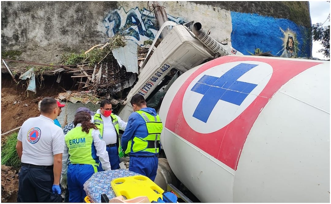 El camión tipo revolvedora de la empresa “Cruz Azul” se impactó contra un automóvil estacionado y un puesto de metal y terminó contra un muro de concreto cuando circulaba a exceso de velocidad sobre las calles Cayapos y Guajiras, colonia Tlacuitlapa. Foto: Especial