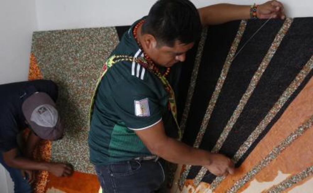 Huicholes buscan récord con el mosaico más grande del mundo