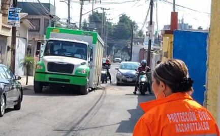 Camión de refrescos cae en socavón en alcaldía Azcapotzalco; no fue reparado adecuadamente, aseguran vecinos