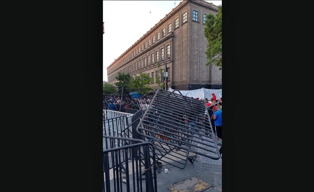 integrantes de la Coordinadora Nacional de Trabajadores de la Educación bloquean todos los accesos a Palacio Nacional, el 21 de mayo de 2025. Foto: Pedro Villa y Caña/EL UNIVERSAL