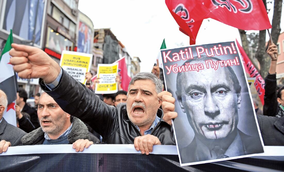 Turcos corean lemas antirusos durante una protesta, ayer en Estambul, en contra del gobierno del presidente Vladimir Putin (OMER KUSCU. AP)