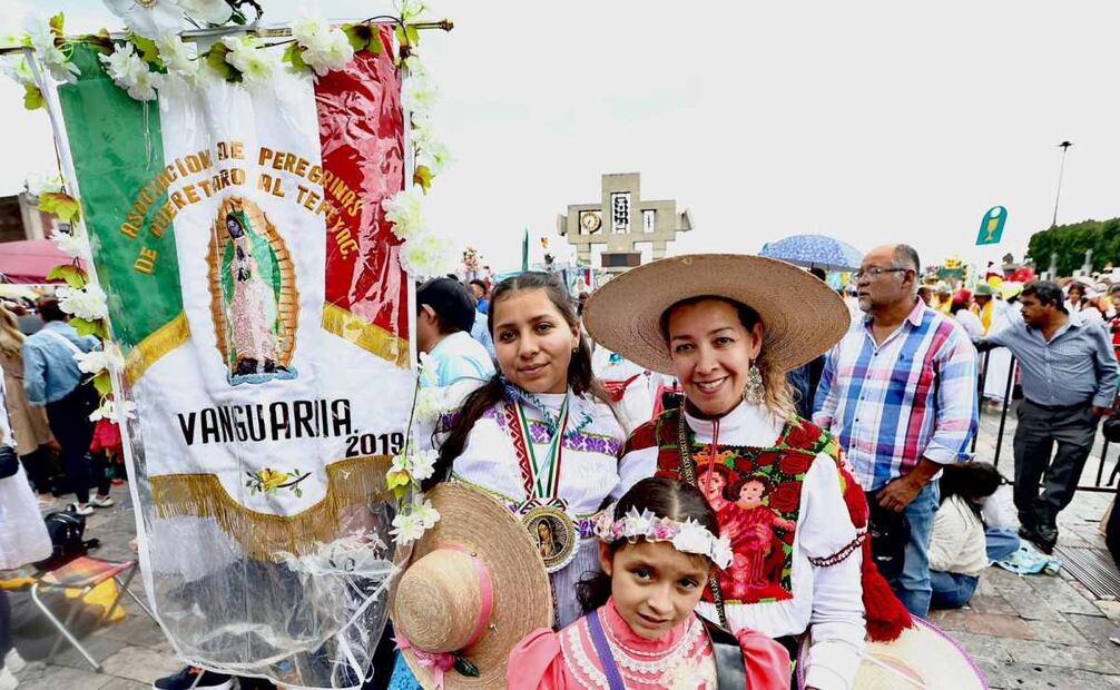 Con cantos, bailes, serpentinas y mucha fe, llegaron los peregrinos provenientes de Querétaro en una mega procesión en la Basílica. Foto: Berenice Fregoso/ EL UNIVERSAL
