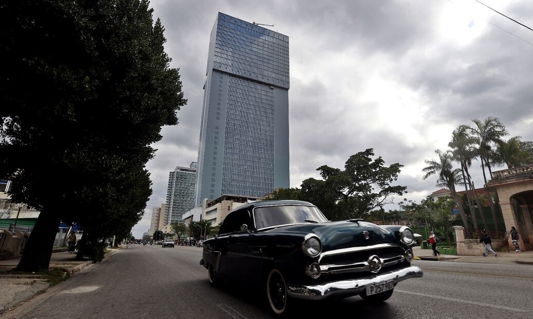 Imagen del Hotel Iberostar Selection, el más alto de Cuba, una torre imponente de 42 plantas, 155 metros y una inversión estatal de 200 millones de dólares, hoy 1 de marzo de 2025, abrió esta semana sus puertas esta semana. Foto: EFE