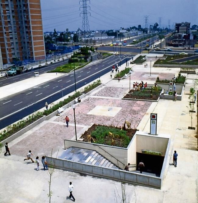 Vista de la estación Copilco de la Línea 3 del Metro en agosto de 1983. Al fondo, el cruce del Eje 10 Sur avenida Copilco y Cerro de Agua; a la izq. el edificio Argentina, Foto: Facebook Metronomía