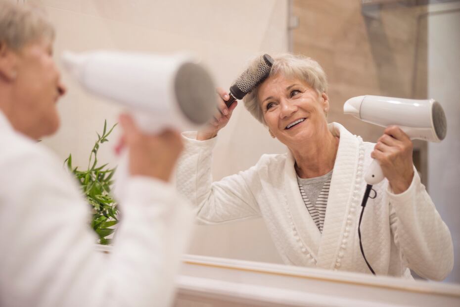 Para evitar el amarillo, hay que proteger y mantener limpio el cabello. Foto: Freepik