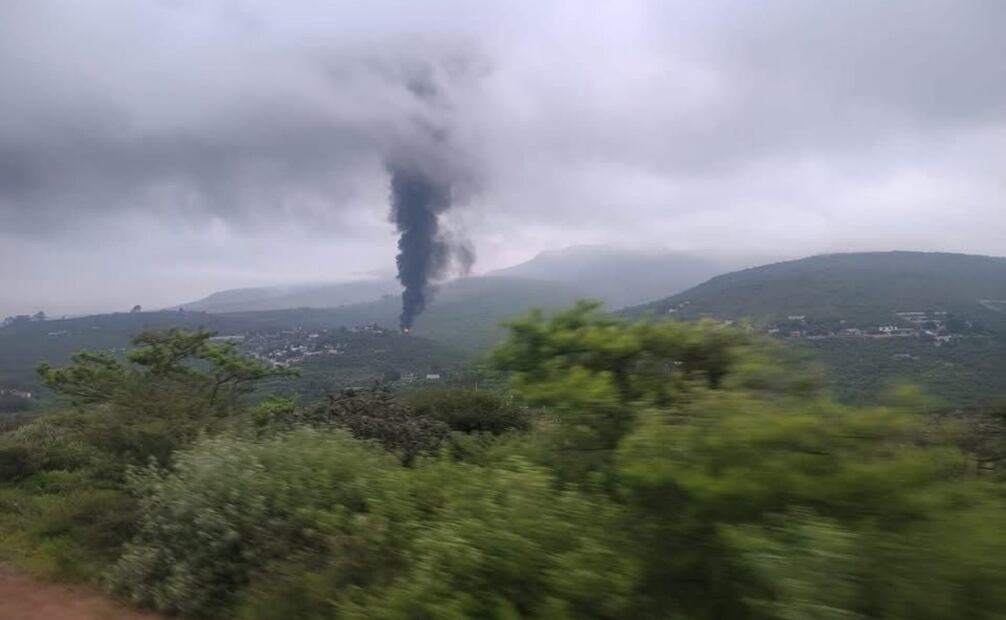 Autoridades localizaron indicios de que el inmueble donde se encontraban las unidades era utilizado como bodega para almacenar combustible robado (17/07/2025). Foto: Especial