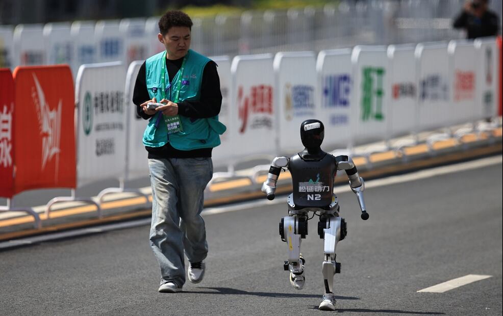 Imagen del robot N2 que se acerca a la meta durante la media maratón de robots humanoides que se desarrolla en Pekín, China, el 19 de abril de 2025. Foto: EFE