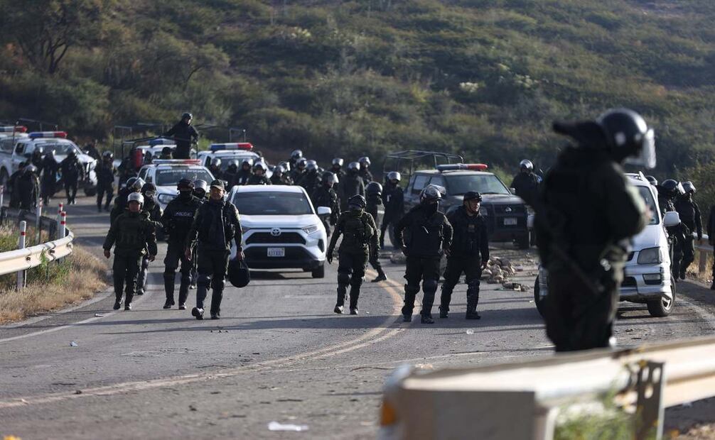 Integrantes de las Fuerzas Armadas llegan para desbloquear las vías que unen el oriente y el occidente boliviano este miércoles, en Parotani, Bolivia. Foto: EFE/ Luis Gandarillas