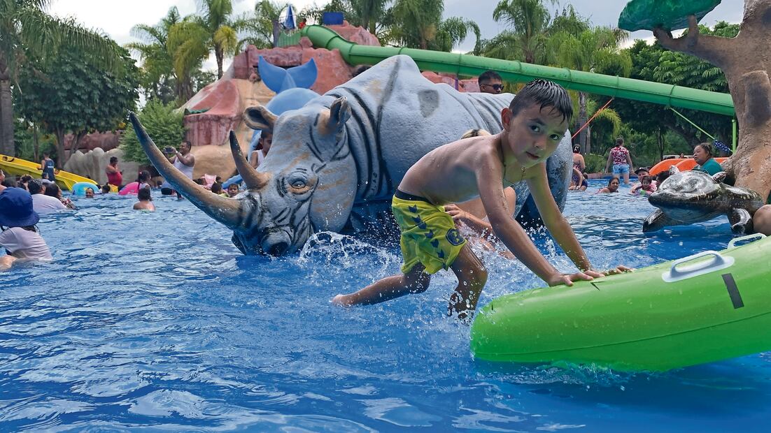 Familias acuden a los balnearios para disfrutar y refrescarse en los parques acuáticos. Foto: de Carlos Arrieta