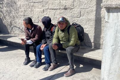 “Aunque no sea tu familiar uno se siente triste”: dicen migrantes frente al INM en Ciudad Juárez