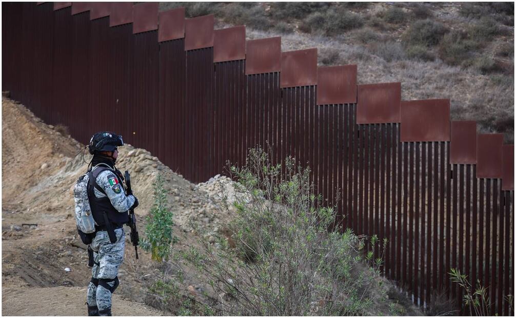 Ante el incremento de cruces irregulares de personas no documentadas de México hacia EU, la patrulla fronteriza intensificó trabajos de vigilancia y reforzamiento en muros de Tijuana. Foto: Diego Simón / EL UNIVERSAL