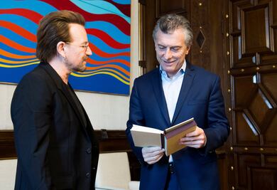 Recibe Macri en la Casa Rosada al cantante Bono de U2