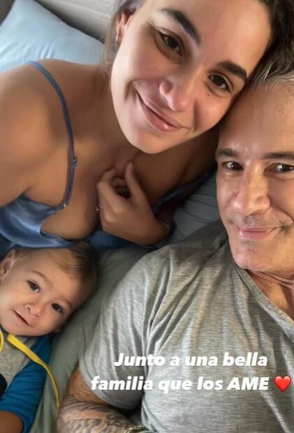 Fernando Carrillo se separó por un tiempo de su esposa, menor que él 30 años y con quien tiene un hijo; la pareja ya está junta de nuevo. 