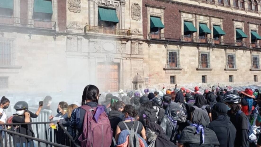 Policías de la CDMX contienen a feministas en Palacio Nacional