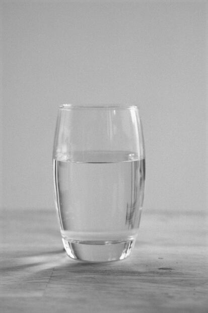 ¿Qué pasa si tomo un vaso de agua antes de dormir?