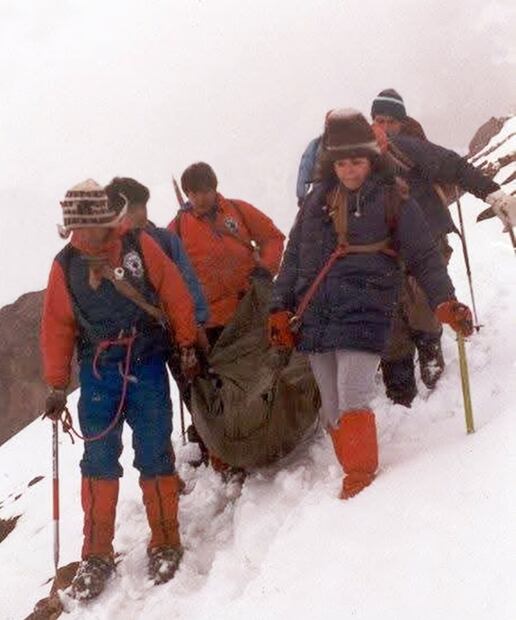 Rescate por parte de Socorro Alpino. “No podemos decir ‘aquí terminó el rescate’ si todavía hay oportunidad de encontrar al accidentado”, afirmó Enrique Poupard. Foto: ESPECIAL/Cortesía Enrique Chávez.