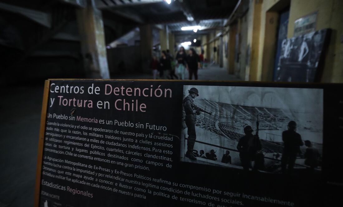 Detalle de una fotografía impresa que ilustra el horror que vivieron los detenidos tras el golpe de estado de Augusto Pinochet (Foto: EFE)