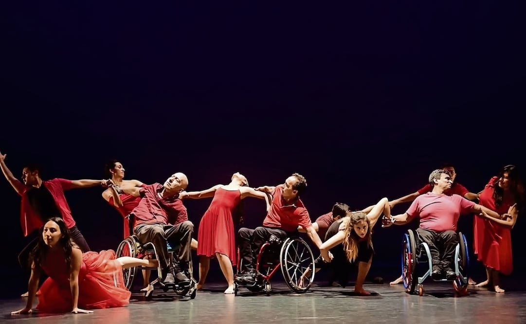 Integrantes con habilidades mixtas de la compañía FUGA Danza, que dirige Leticia Peñaloza, interpretan la coreografía titulada AnDanzas. Foto: Bernardo Undig