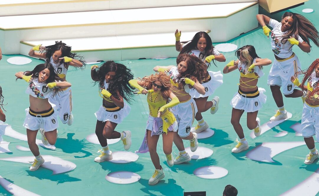 Shakira, en su cuarta Copa del Mundo, interpretó en el Estadio Ciudad de México “Dai Dai”, la canción oficial del Mundial, acompañada de un grupo de bailarines y del cantante nigeriano Burna Boy. Foto: Diego Simón y Carlos Mejía/ EL UNIVERSAL