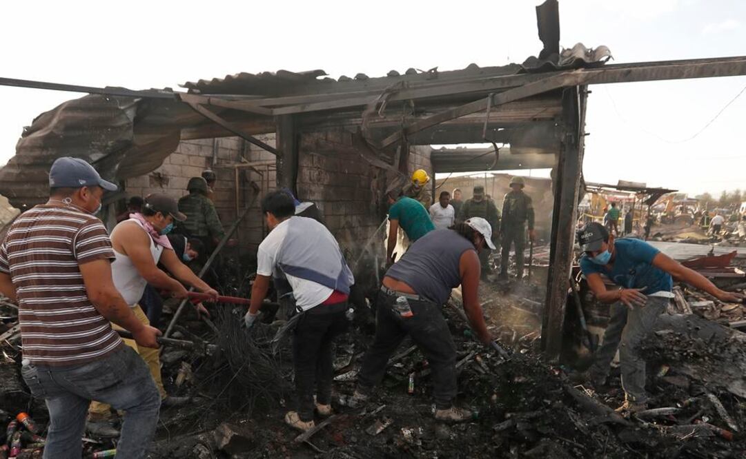 Suman 32 muertes por explosión en Tultepec