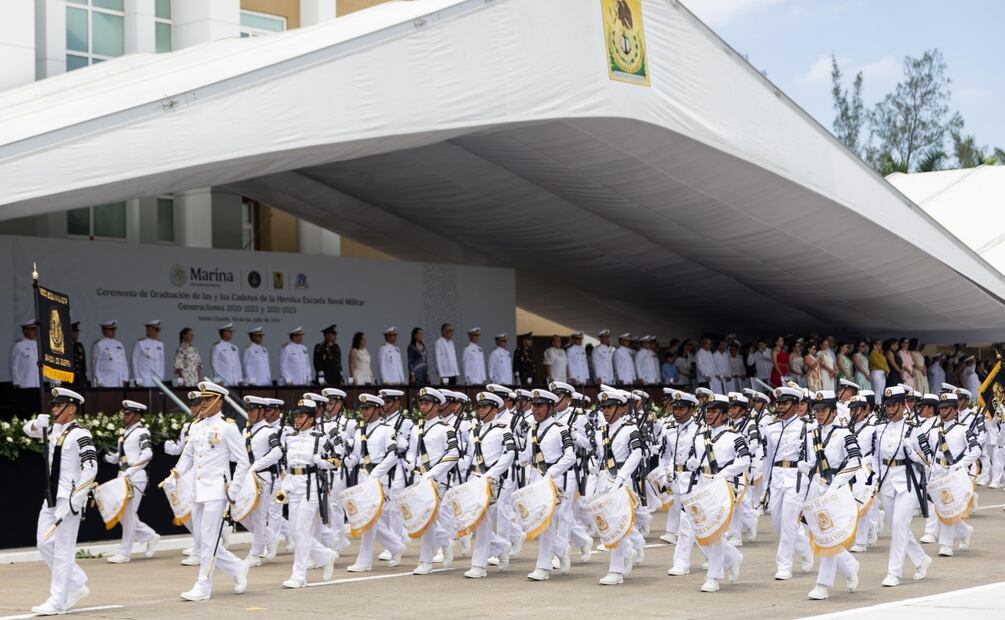 En su graduación, cadetes de la Marina rinden homenaje a víctimas del choque del Buque Cuauhtémoc en Nueva York (25/07/2025). Foto: Hugo Salvador  / EL UNIVERSAL