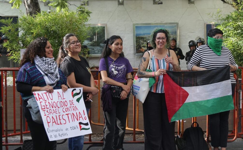 Organizaciones de derechos humanos se suman a mitin frente a la Embajada de Israel en México. Foto: Carlos Mejía/EL UNIVERSAL