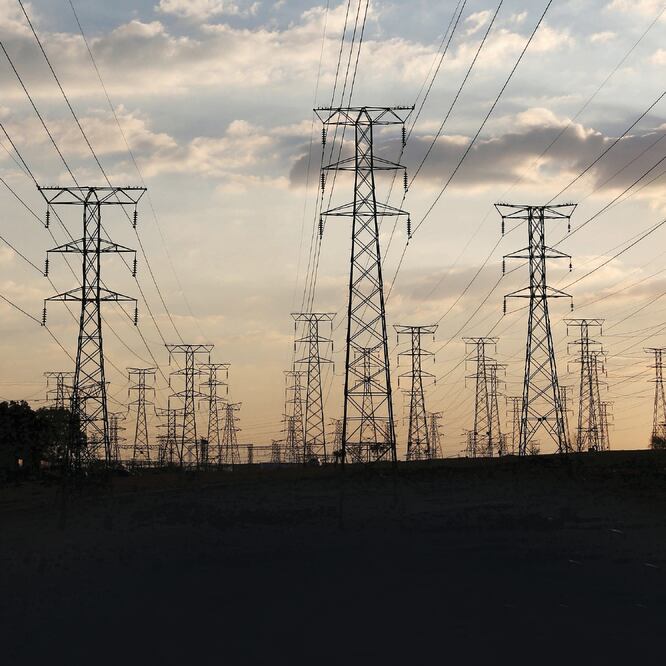 La Canacintra planteó que se reactiven las subastas de energía eléctrica con la participación del sector privado para contar con mayor capacidad instalada y atender la demanda del país. SIPHIWE SIBEKO. REUTERS