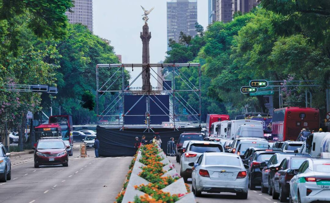 Aspectos de las nuevas pantallas colocadas sobre paseo de la Reforma a la altura de Chapultepec para que aficionados puedan observar el partido de la selección mexicana el proximo domingo. Foto: Fernanda Rojas/ El Universal