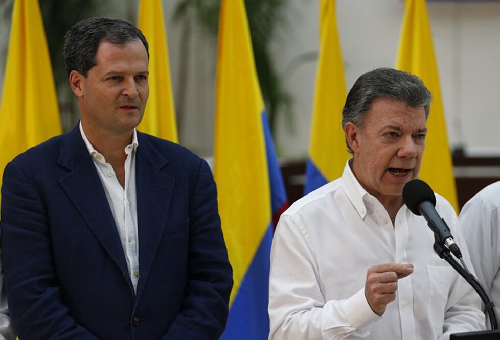 El presidente de Colombia Juan Manuel Santos (d) ofrece declaraciones acompañado por el alto comisionado para la paz Sergio Jaramillo (i) (EFE)