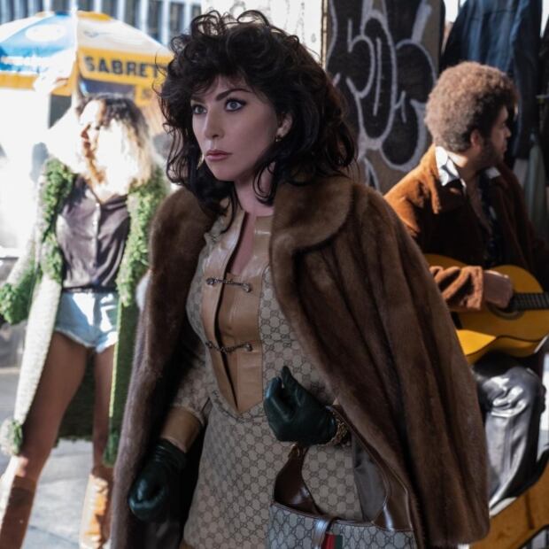 Cómo Lady Gaga se transformó en la viuda de Maurizio Gucci con increíble vestuario