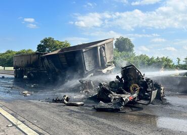 Trailers chocan y se incendian sobre la autopista Puebla-Veracruz