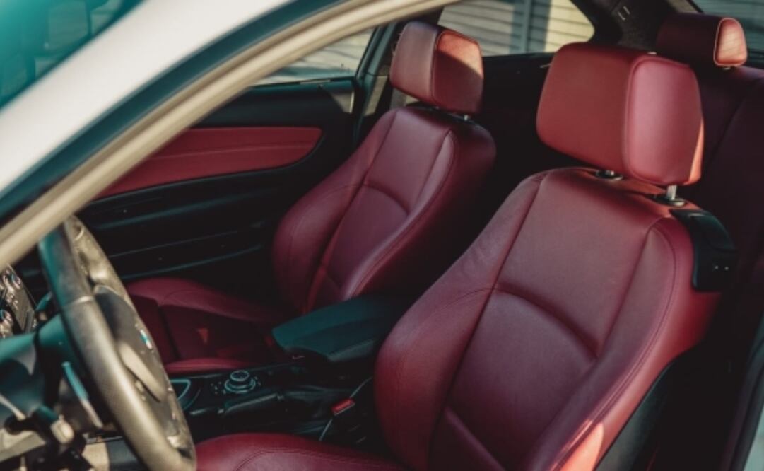 Un auto expuesto directamente a la luz del sol puede alcanzar altas temperaturas en su interior. Foto: Unsplash