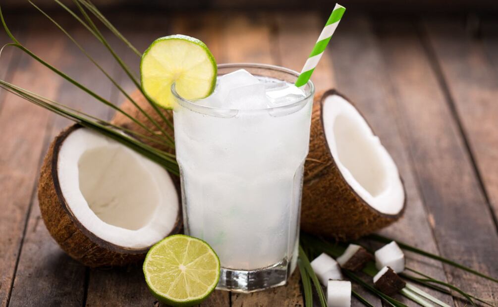 El agua de coco es una opción refrescante y relativamente saludable. Fuente: Freepik.