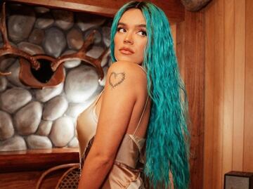 Karol G posa para portada de Vogue con poco maquillaje