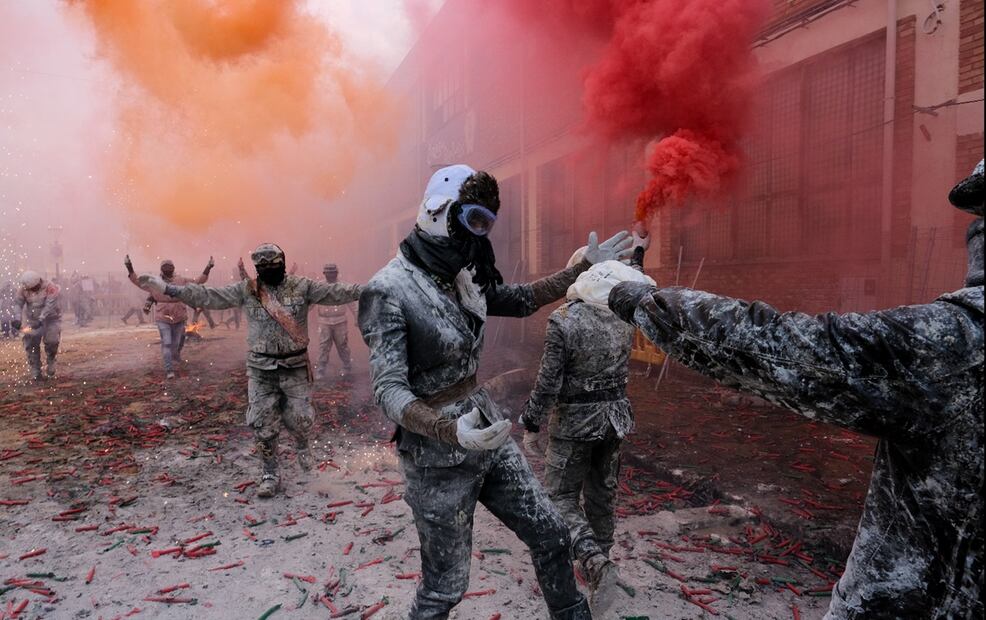 La villa alicantina de Ibi celebra una de las jornadas más peculiares de sus fiestas de invierno en la que un grupo de insurgentes, “los enharinados'”, toma el mando del pueblo de forma ficticia y por un día a golpe de escaramuzas y batallas de harina, huevos y petardos. Foto: EFE