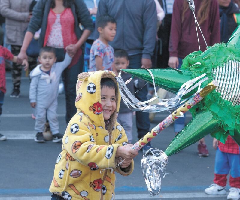 A ritmo de canciones navideñas, niños rompieron piñatas en presencia de la jefa de Gobierno, Claudia Sheinbaum. GRACIELA LÓPEZ. CUARTOSCURO