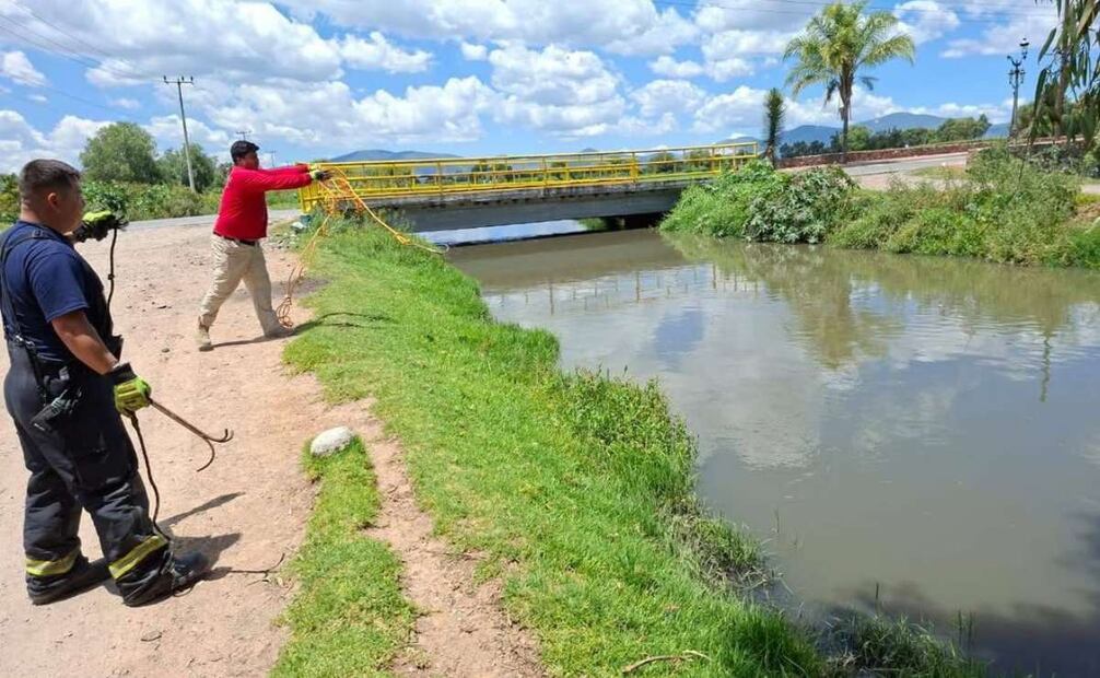 Volcadura de automóvil en a un canal provoca la muerte de dos personas (03/07/2025). Foto: Especial