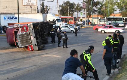 Reportan volcadura de tráiler en Calzada Vallejo