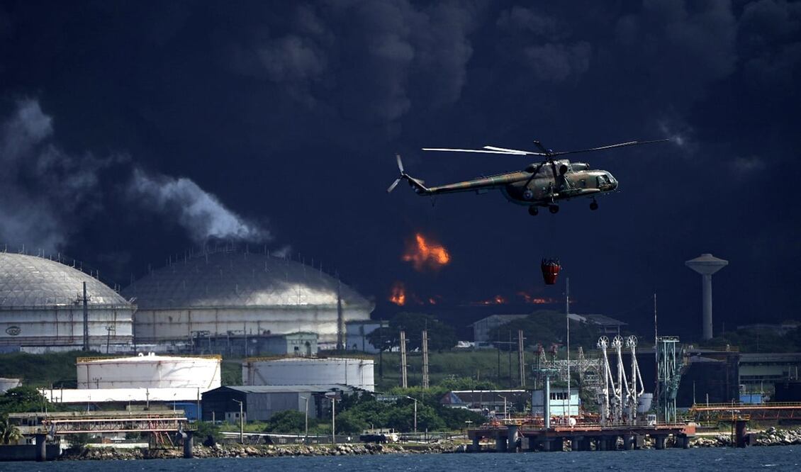 El incendio que provocó, el viernes, un rayo en un depósito de combustible de Matanzas, Cuba, se extendió la madrugada de este sábado a un segundo tanque. Foto: AP