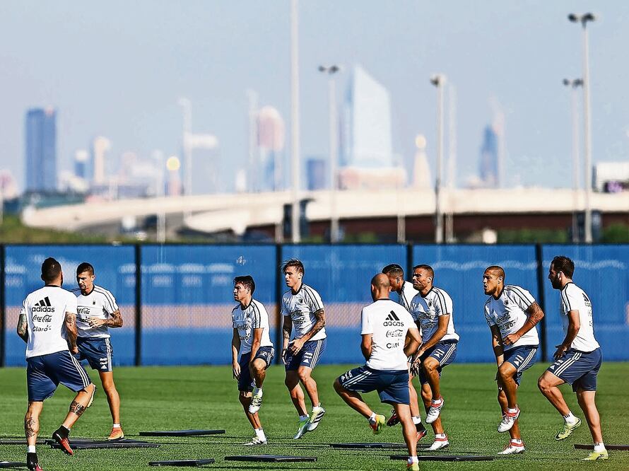Los argentinos practicaron pases en corto y dominadas, con la ilusión del campeonato (MAGO7)