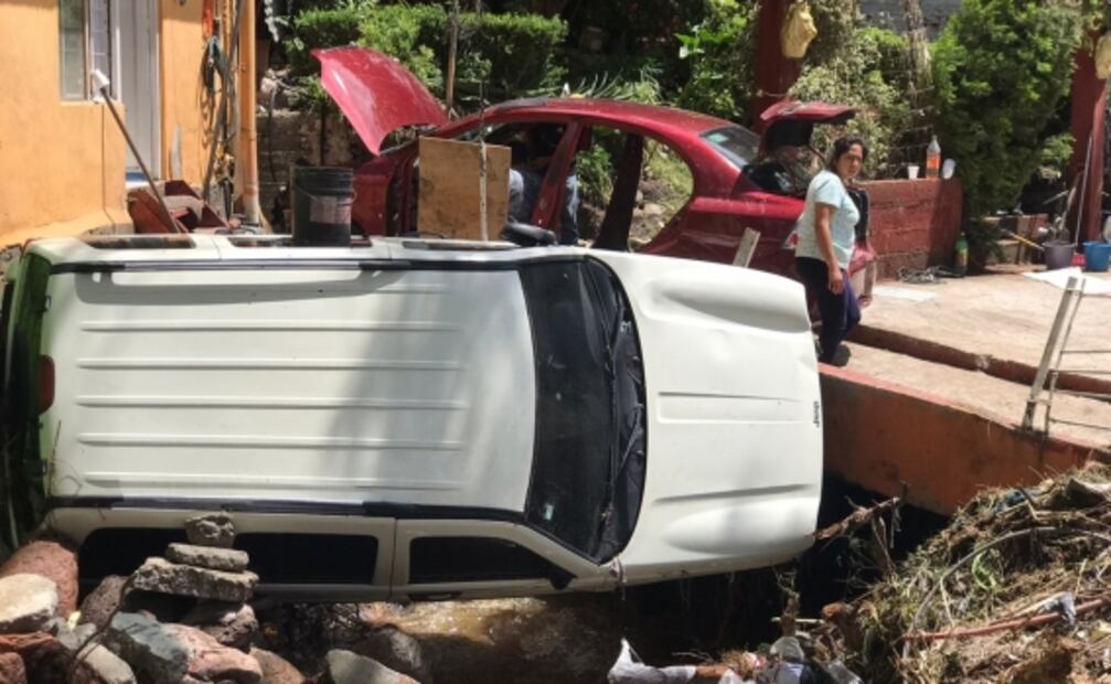 Camioneta permanece estancada en Ecatepec, a 3 días de ser arrastrada por corriente de agua